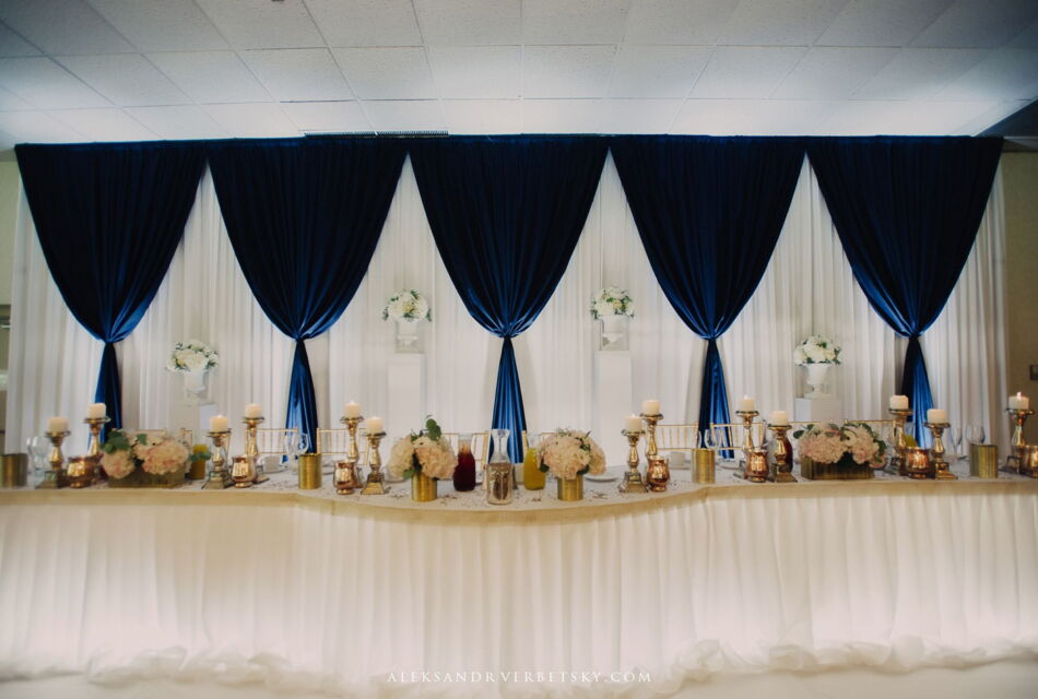Head table with blue drapes